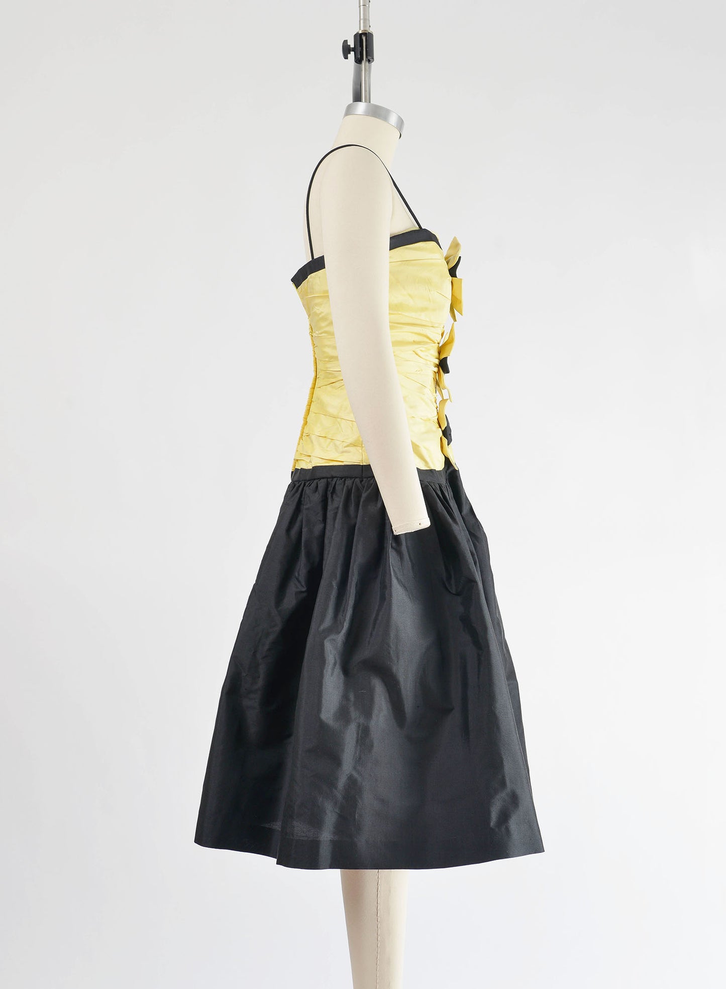 Side view of yellow and black dress.