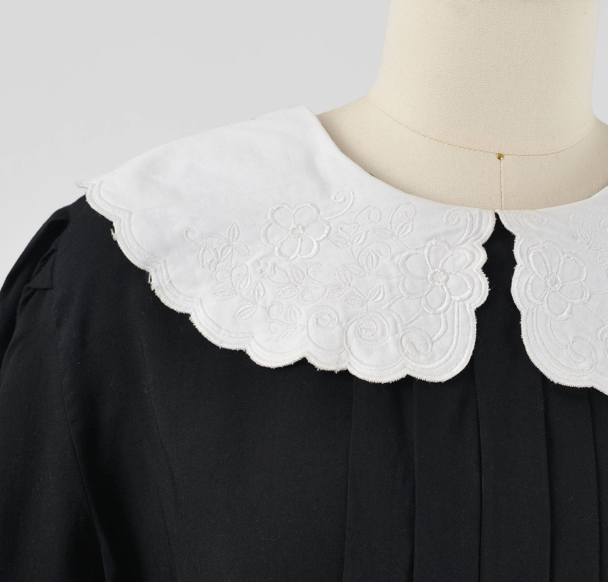 Close up view of white embroidered collar.c