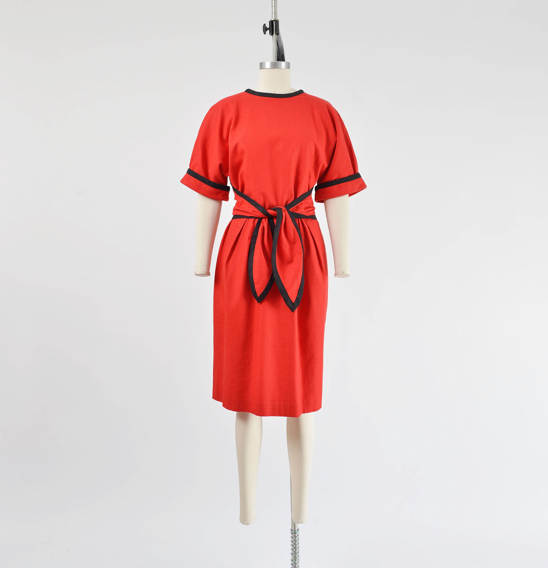 Vintage 1980s red and black sheath dress. Linen and cotton blend fabric. Ties at front waist.