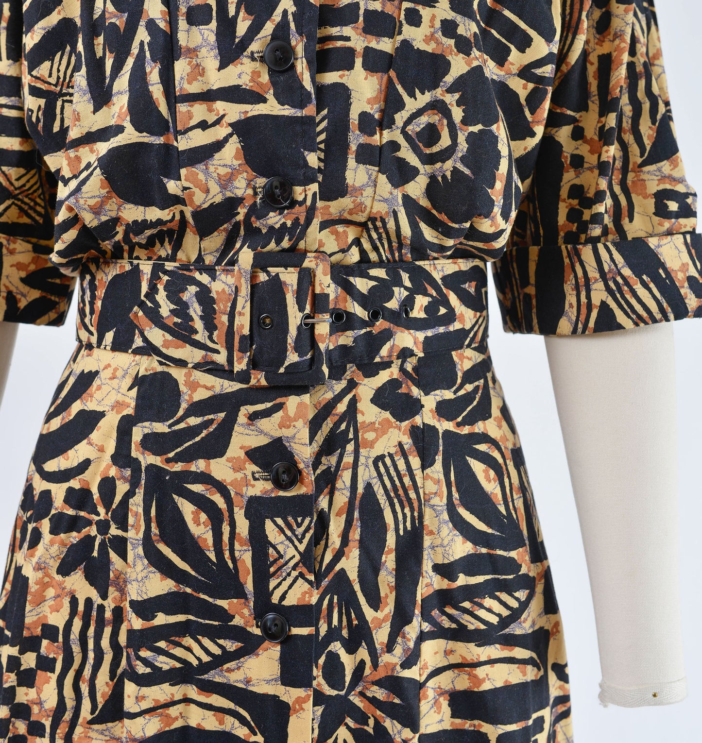 Vintage 80s Hawaiian shirt dress. Cotton fabric. Button down front. Matching belt. Midi length.